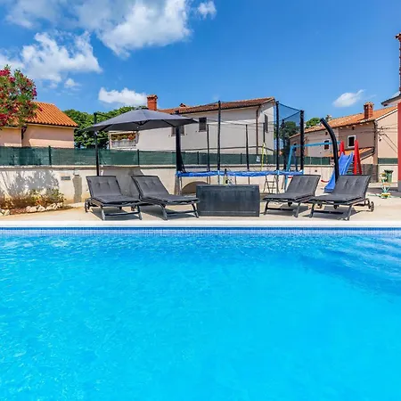 3 Bedroom Awesome In Holiday home *