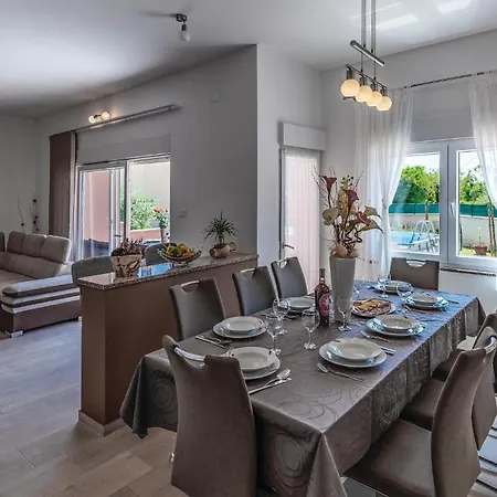 3 Bedroom Awesome In * Marcana