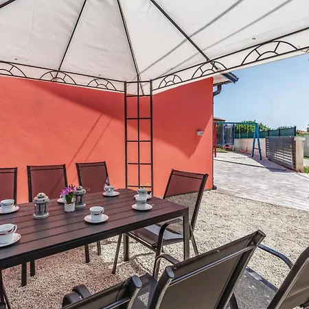 3 Bedroom Awesome In Holiday home *