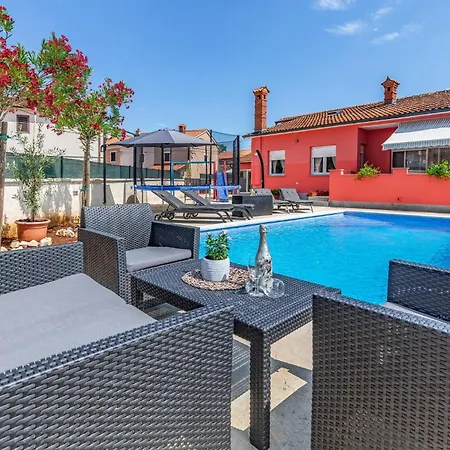 Casa de Férias 3 Bedroom Awesome In Marčana